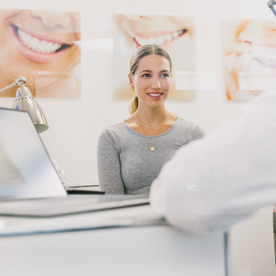 Wir unterstützen unsere Zahnärzte bei der Patienteninformation zum Thema Zahnkorrekturschienen